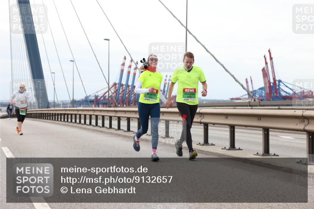 03.10.2025 - Köhlbrandbrückenlauf Lena Gebhardt http://msf.ph/oto/9132657 03.10.2025 16:12:26 Position 2 9082, 9084 meine-sportfotos.de