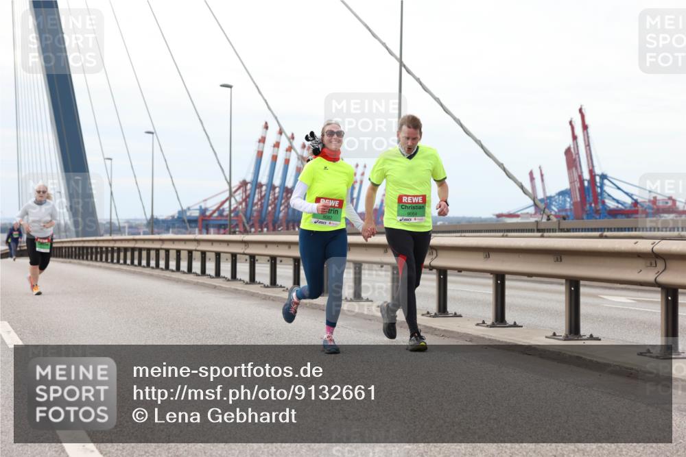 03.10.2025 - Köhlbrandbrückenlauf Lena Gebhardt http://msf.ph/oto/9132661 03.10.2025 16:12:26 Position 2 9082, 9084 meine-sportfotos.de