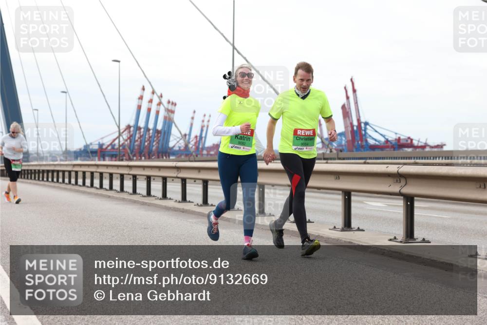 03.10.2025 - Köhlbrandbrückenlauf Lena Gebhardt http://msf.ph/oto/9132669 03.10.2025 16:12:27 Position 2 9082, 9084 meine-sportfotos.de