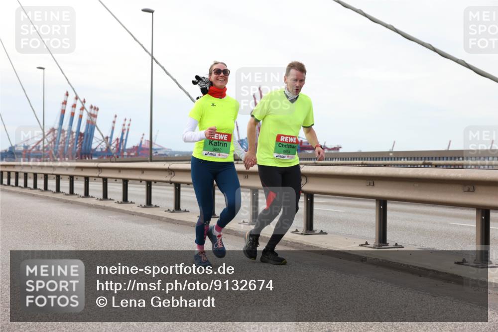 03.10.2025 - Köhlbrandbrückenlauf Lena Gebhardt http://msf.ph/oto/9132674 03.10.2025 16:12:28 Position 2 9082, 9084 meine-sportfotos.de