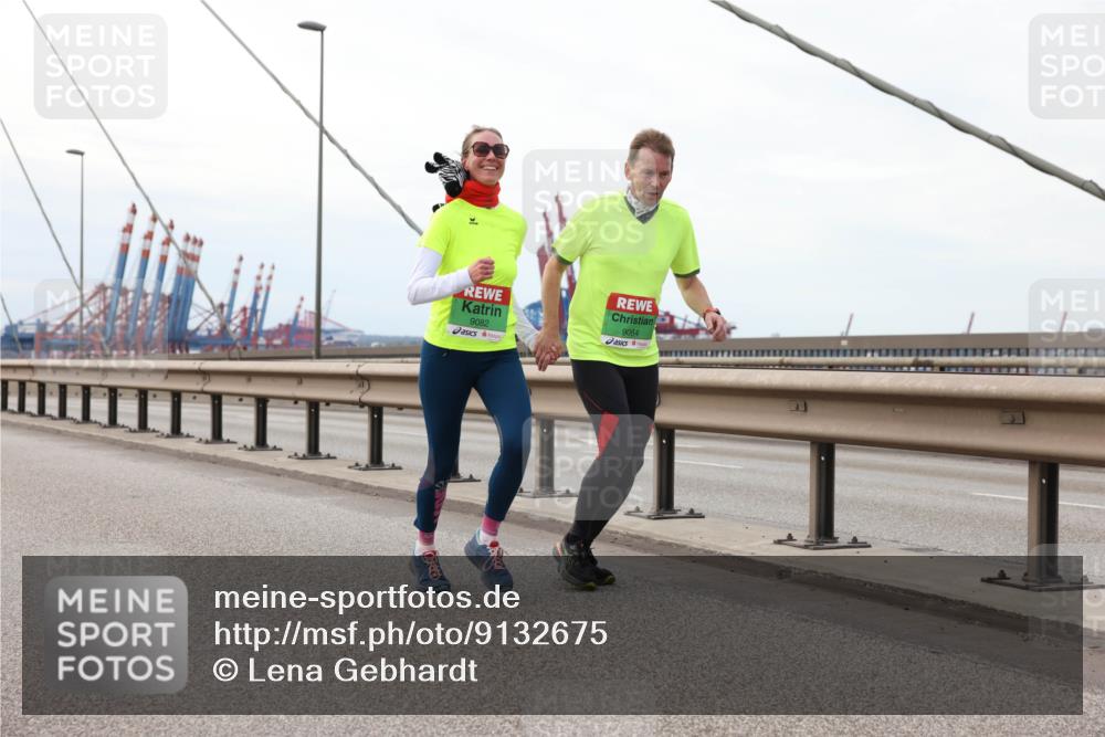 03.10.2025 - Köhlbrandbrückenlauf Lena Gebhardt http://msf.ph/oto/9132675 03.10.2025 16:12:28 Position 2 9082, 9084 meine-sportfotos.de