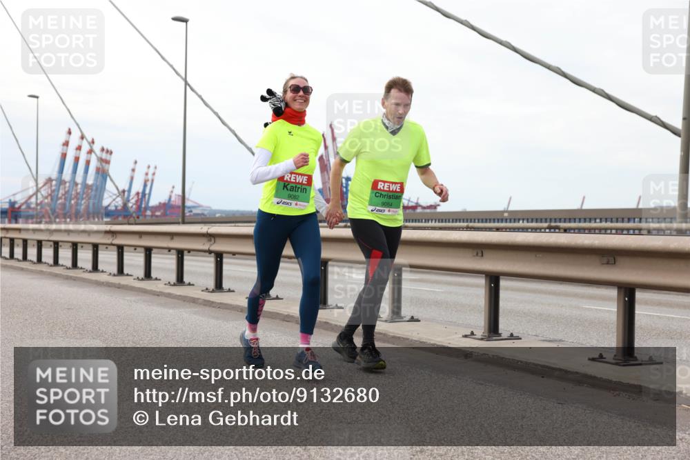 03.10.2025 - Köhlbrandbrückenlauf Lena Gebhardt http://msf.ph/oto/9132680 03.10.2025 16:12:28 Position 2 9084, 9082 meine-sportfotos.de
