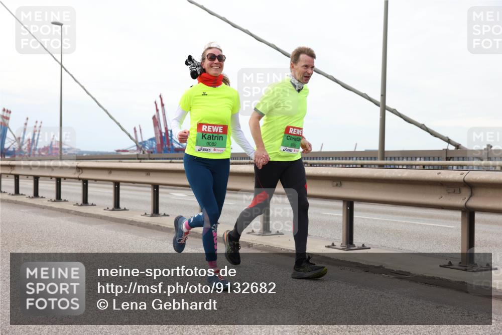 03.10.2025 - Köhlbrandbrückenlauf Lena Gebhardt http://msf.ph/oto/9132682 03.10.2025 16:12:28 Position 2 9082, 9084 meine-sportfotos.de