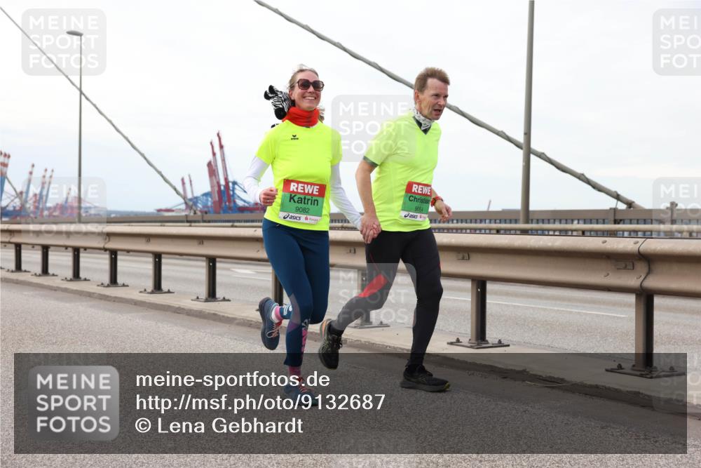 03.10.2025 - Köhlbrandbrückenlauf Lena Gebhardt http://msf.ph/oto/9132687 03.10.2025 16:12:28 Position 2 9084, 9082 meine-sportfotos.de
