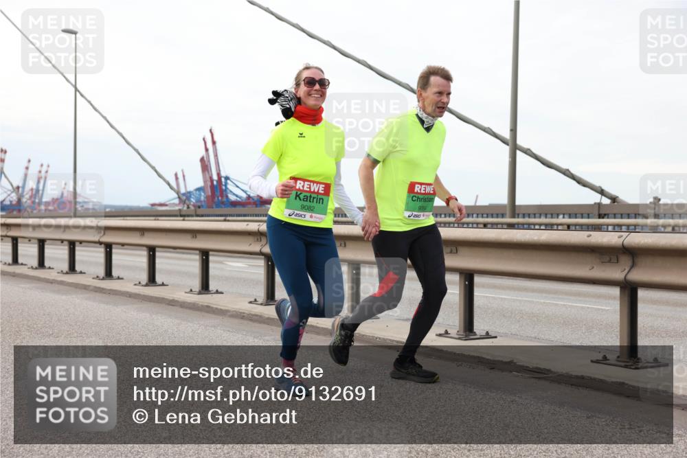 03.10.2025 - Köhlbrandbrückenlauf Lena Gebhardt http://msf.ph/oto/9132691 03.10.2025 16:12:28 Position 2 9082, 9084 meine-sportfotos.de