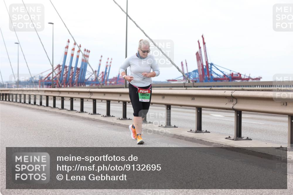 03.10.2025 - Köhlbrandbrückenlauf Lena Gebhardt http://msf.ph/oto/9132695 03.10.2025 16:12:33 Position 2 8626 meine-sportfotos.de