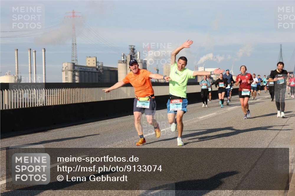 03.10.2025 - Köhlbrandbrückenlauf Lena Gebhardt http://msf.ph/oto/9133074 03.10.2025 09:51:00 Position 2 2983, 2981 meine-sportfotos.de