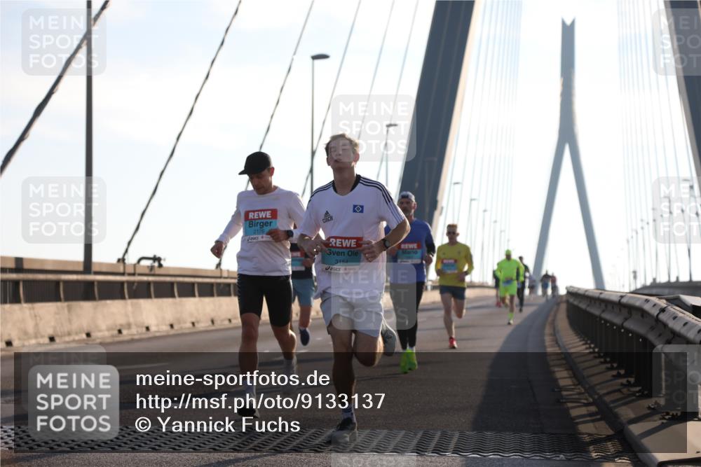 03.10.2025 - Köhlbrandbrückenlauf Yannick Fuchs http://msf.ph/oto/9133137 03.10.2025 08:20:01 Position 1 2176, 3154 meine-sportfotos.de