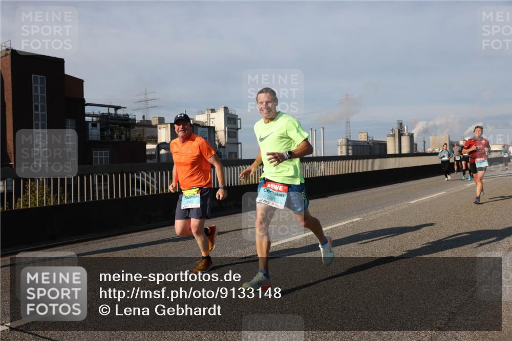 03.10.2025 - Köhlbrandbrückenlauf Lena Gebhardt http://msf.ph/oto/9133148 03.10.2025 09:51:02 Position 2 2983, 2981 meine-sportfotos.de