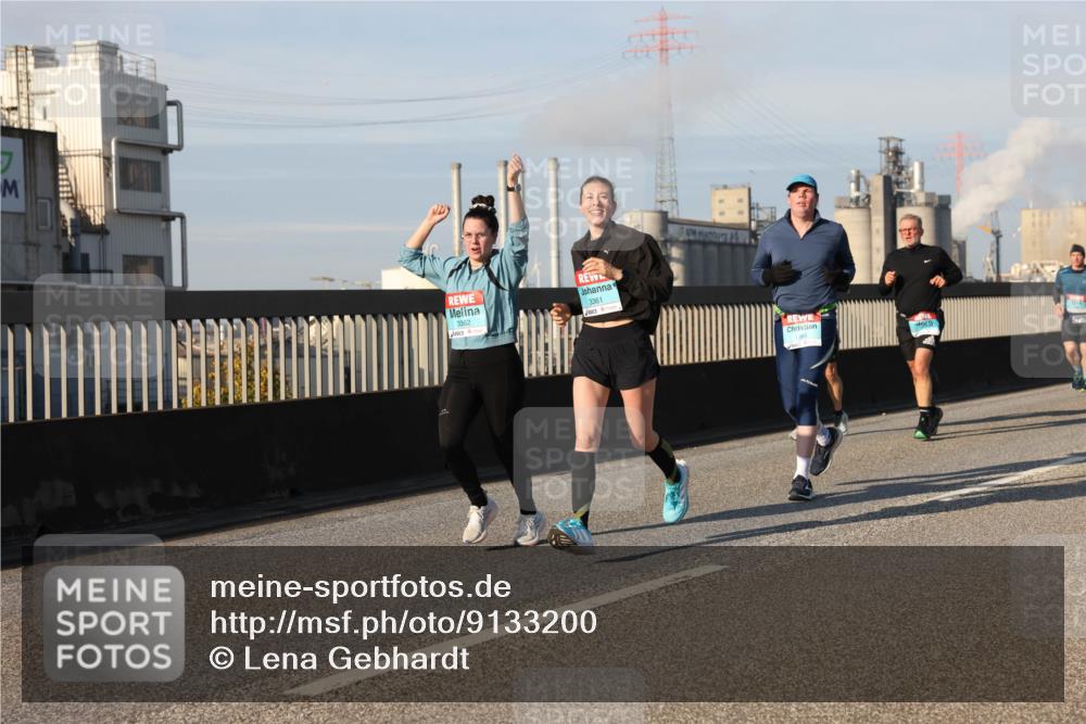 03.10.2025 - Köhlbrandbrückenlauf Lena Gebhardt http://msf.ph/oto/9133200 03.10.2025 09:51:05 Position 2 3362, 3361 meine-sportfotos.de