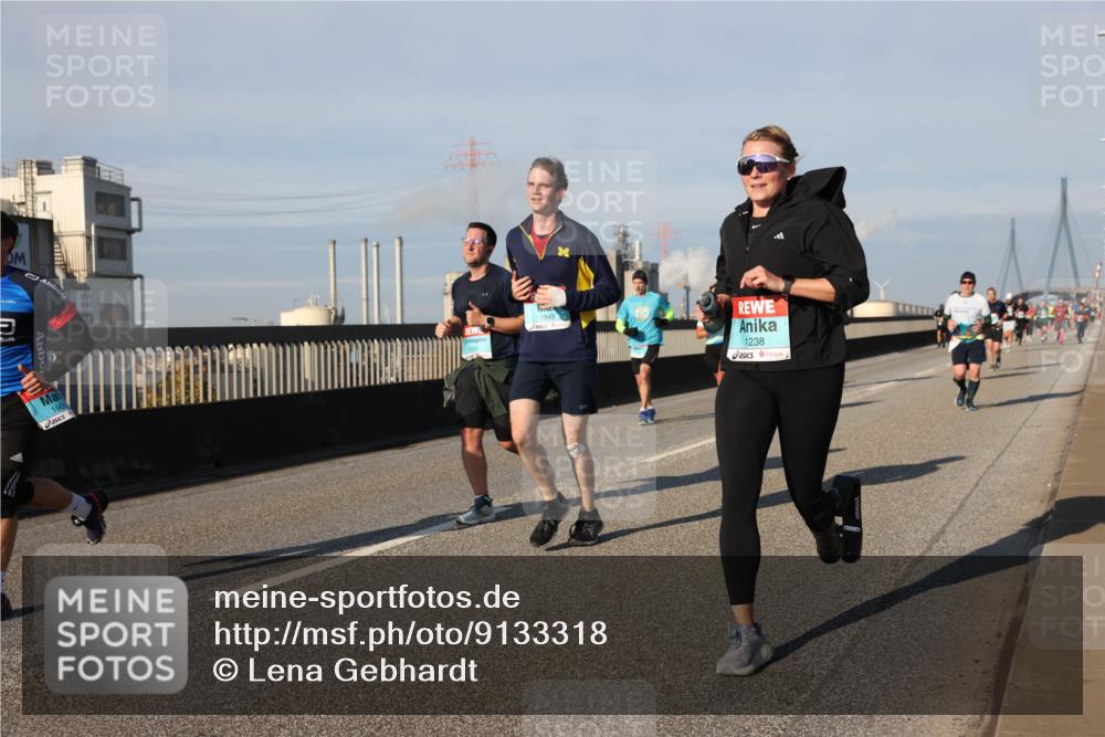 03.10.2025 - Köhlbrandbrückenlauf Lena Gebhardt http://msf.ph/oto/9133318 03.10.2025 09:51:13 Position 2 1902, 1849, 1238 meine-sportfotos.de