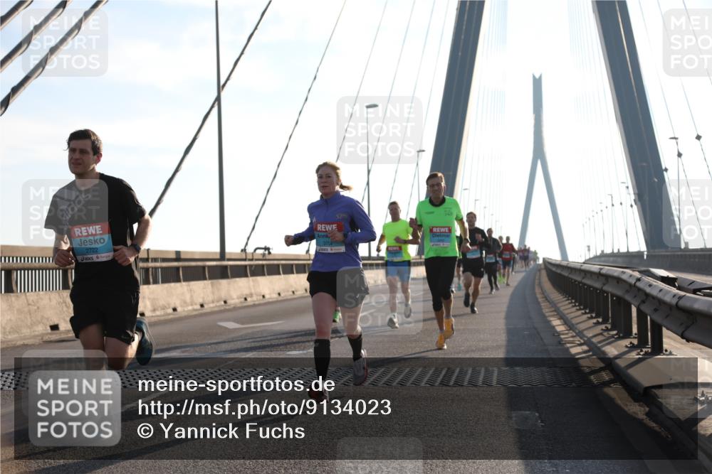 03.10.2025 - Köhlbrandbrückenlauf Yannick Fuchs http://msf.ph/oto/9134023 03.10.2025 08:21:08 Position 1 2722, 3704 meine-sportfotos.de