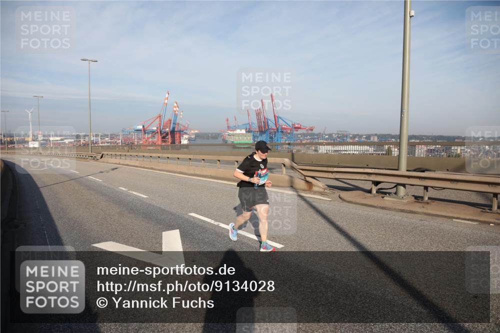 03.10.2025 - Köhlbrandbrückenlauf Yannick Fuchs http://msf.ph/oto/9134028 03.10.2025 09:07:28 Position 2  meine-sportfotos.de