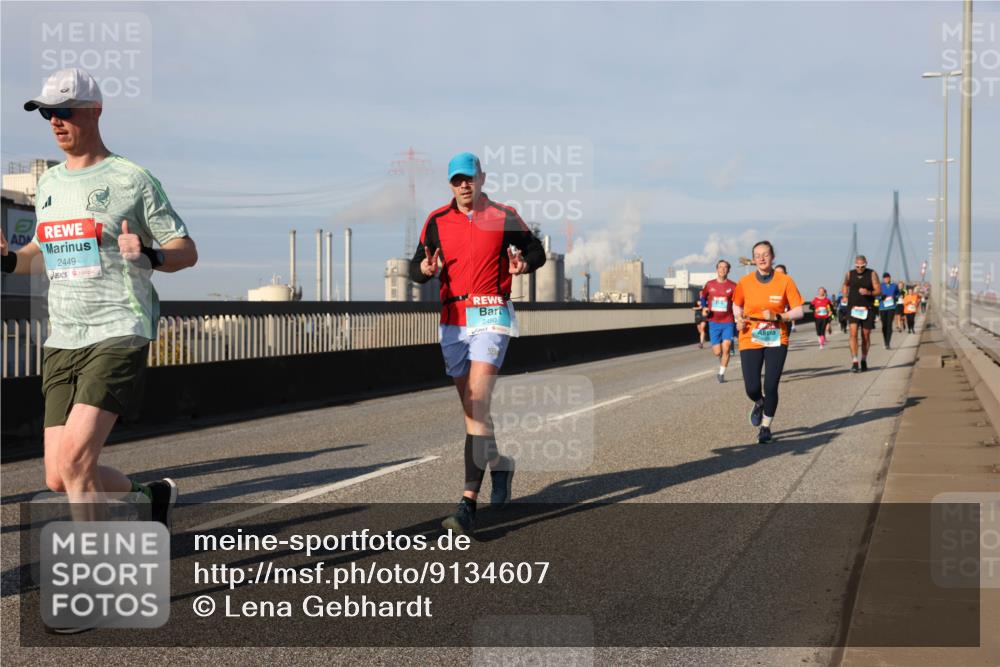 03.10.2025 - Köhlbrandbrückenlauf Lena Gebhardt http://msf.ph/oto/9134607 03.10.2025 09:52:46 Position 2 2449, 2450, 53 meine-sportfotos.de