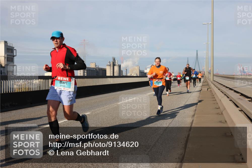 03.10.2025 - Köhlbrandbrückenlauf Lena Gebhardt http://msf.ph/oto/9134620 03.10.2025 09:52:47 Position 2 2450, 1858 meine-sportfotos.de
