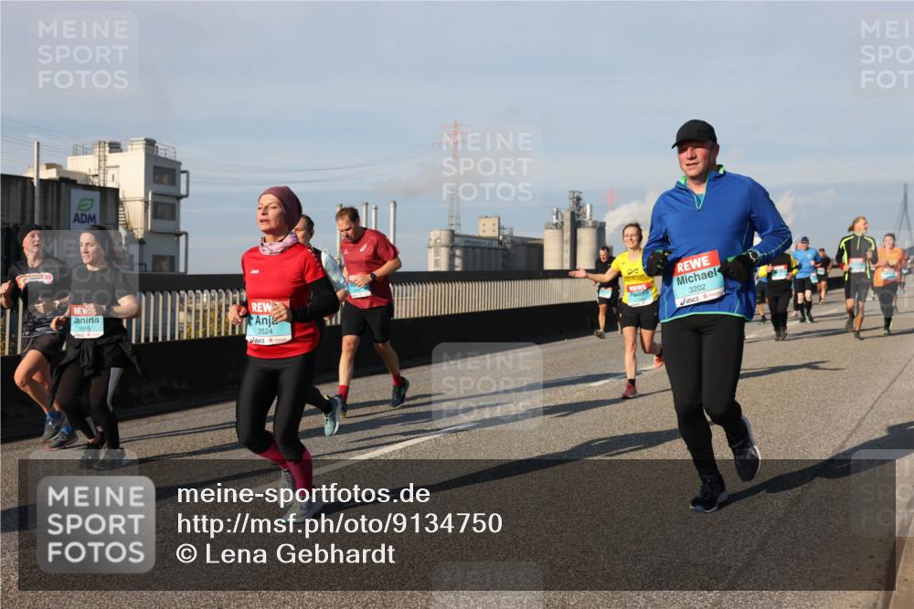 03.10.2025 - Köhlbrandbrückenlauf Lena Gebhardt http://msf.ph/oto/9134750 03.10.2025 09:52:55 Position 2 3068, 3524, 3202 meine-sportfotos.de