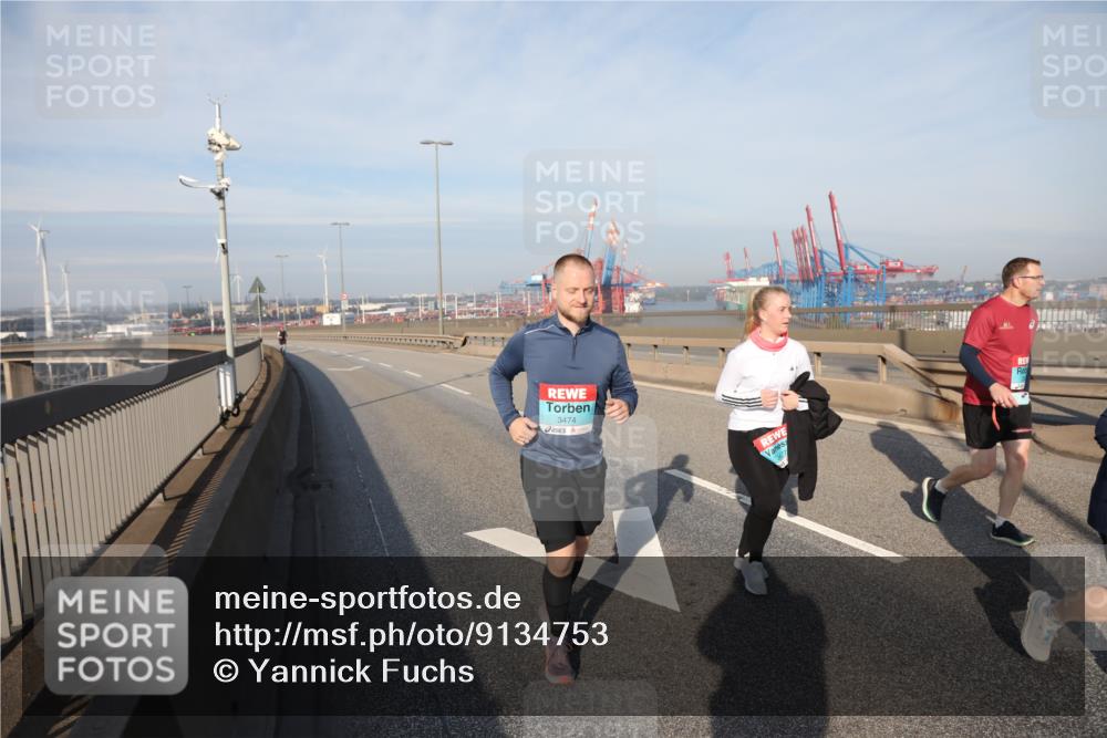 03.10.2025 - Köhlbrandbrückenlauf Yannick Fuchs http://msf.ph/oto/9134753 03.10.2025 09:10:31 Position 2 3474, 3477 meine-sportfotos.de