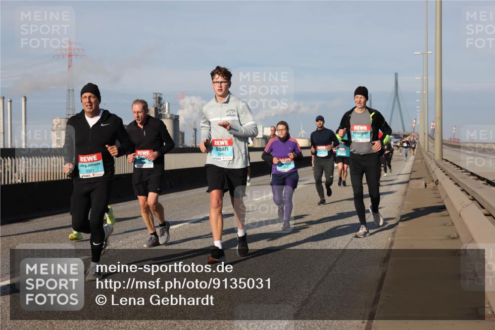 03.10.2025 - Köhlbrandbrückenlauf Lena Gebhardt http://msf.ph/oto/9135031 03.10.2025 09:53:13 Position 2 3321, 2040, 2015, 1192 meine-sportfotos.de