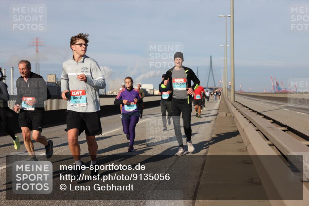 03.10.2025 - Köhlbrandbrückenlauf Lena Gebhardt http://msf.ph/oto/9135056 03.10.2025 09:53:14 Position 2 2040, 201, 1192 meine-sportfotos.de