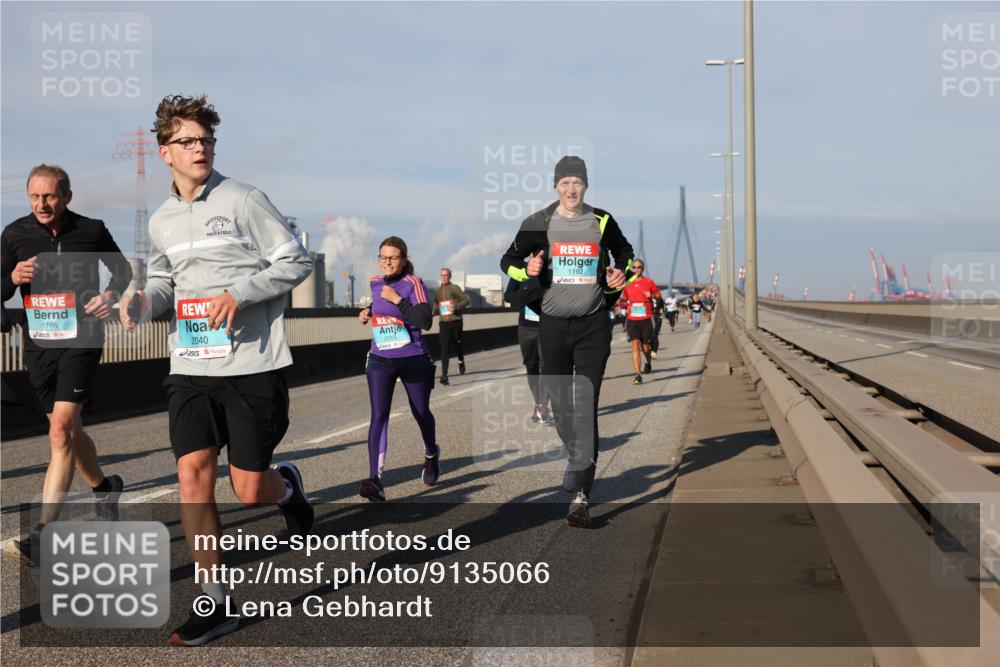 03.10.2025 - Köhlbrandbrückenlauf Lena Gebhardt http://msf.ph/oto/9135066 03.10.2025 09:53:14 Position 2 1786, 2040, 2015, 1192 meine-sportfotos.de