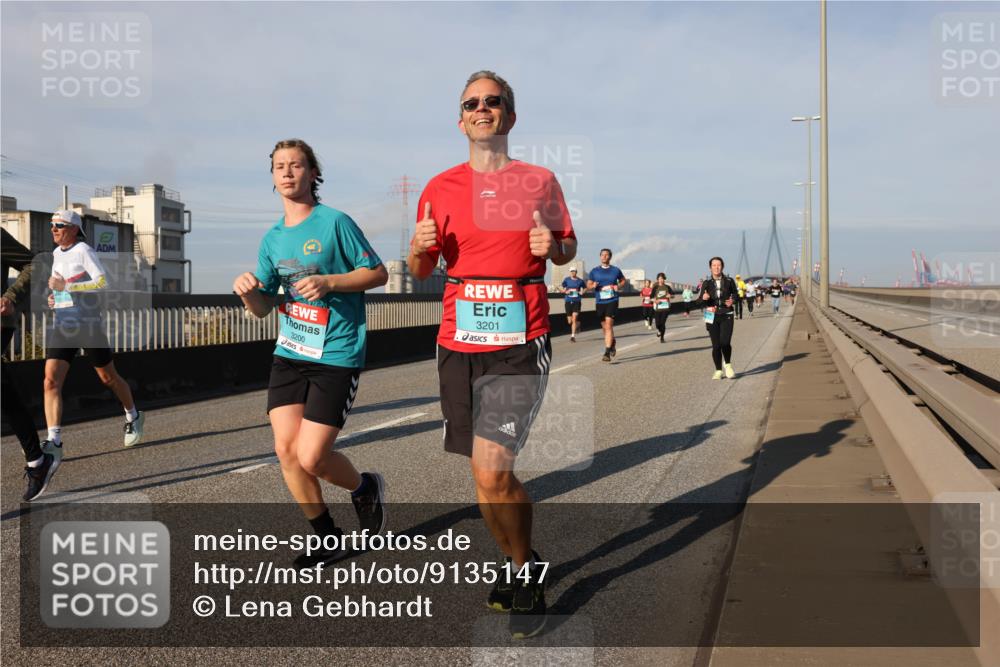 03.10.2025 - Köhlbrandbrückenlauf Lena Gebhardt http://msf.ph/oto/9135147 03.10.2025 09:53:19 Position 2 3200, 3201 meine-sportfotos.de