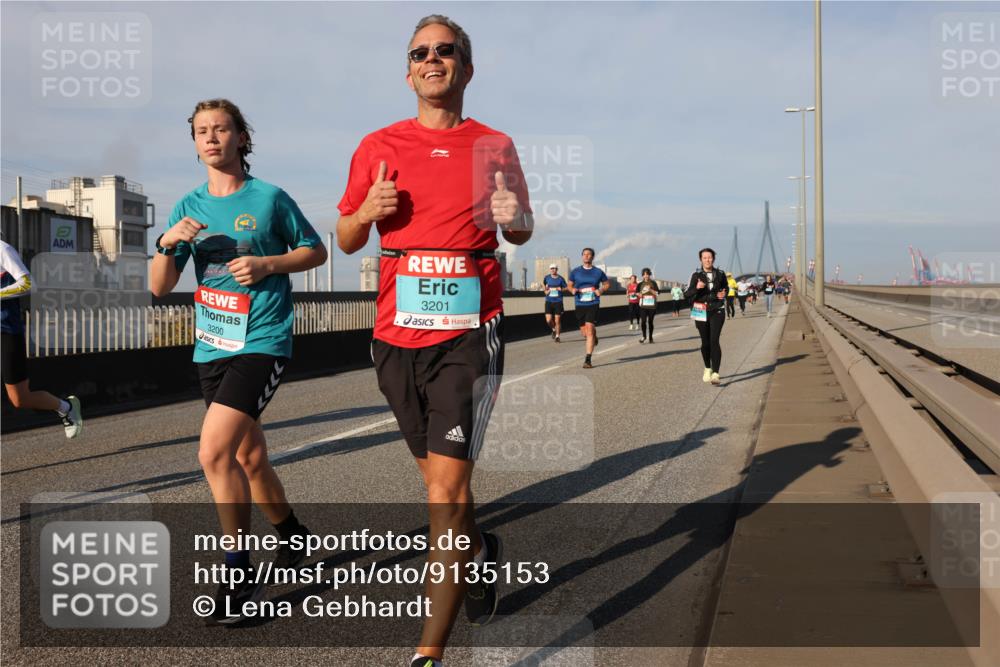 03.10.2025 - Köhlbrandbrückenlauf Lena Gebhardt http://msf.ph/oto/9135153 03.10.2025 09:53:20 Position 2 3200, 3201 meine-sportfotos.de