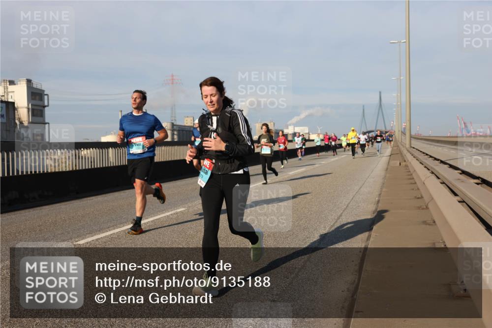 03.10.2025 - Köhlbrandbrückenlauf Lena Gebhardt http://msf.ph/oto/9135188 03.10.2025 09:53:22 Position 2 79 meine-sportfotos.de