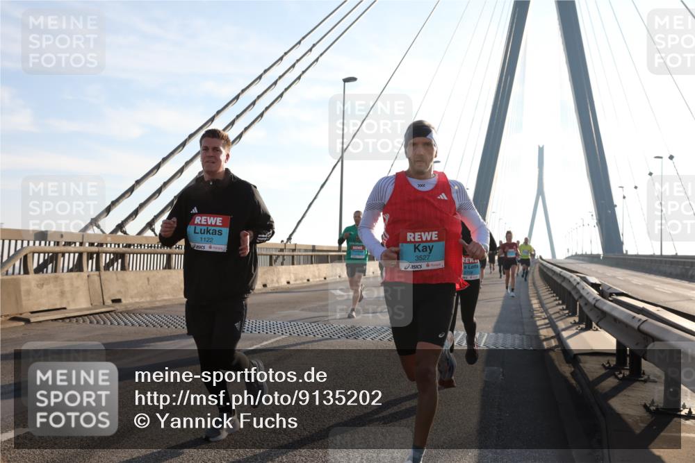 03.10.2025 - Köhlbrandbrückenlauf Yannick Fuchs http://msf.ph/oto/9135202 03.10.2025 08:22:30 Position 1 1122, 3527, 2708 meine-sportfotos.de