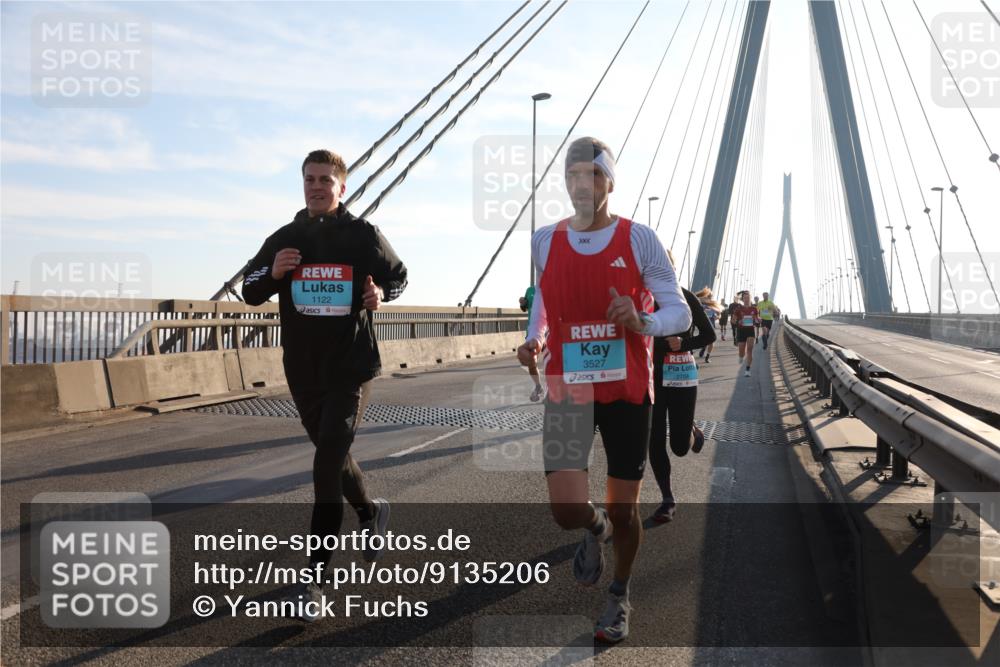 03.10.2025 - Köhlbrandbrückenlauf Yannick Fuchs http://msf.ph/oto/9135206 03.10.2025 08:22:30 Position 1 1122, 3527, 2708 meine-sportfotos.de