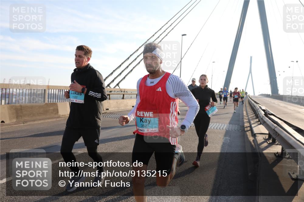 03.10.2025 - Köhlbrandbrückenlauf Yannick Fuchs http://msf.ph/oto/9135215 03.10.2025 08:22:31 Position 1 1122, 3527 meine-sportfotos.de