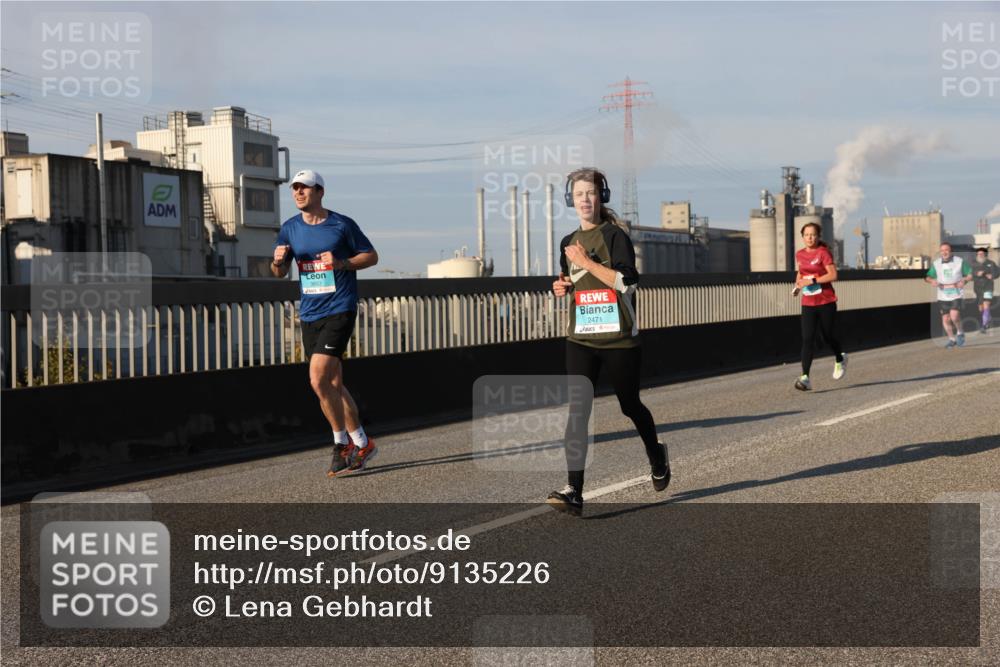 03.10.2025 - Köhlbrandbrückenlauf Lena Gebhardt http://msf.ph/oto/9135226 03.10.2025 09:53:24 Position 2 2471 meine-sportfotos.de