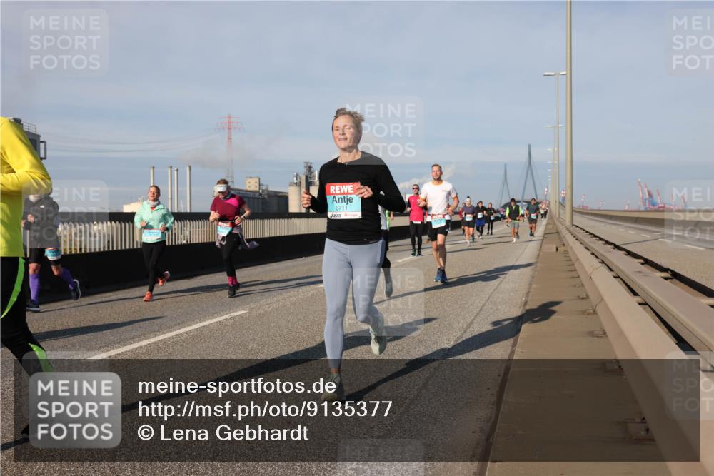 03.10.2025 - Köhlbrandbrückenlauf Lena Gebhardt http://msf.ph/oto/9135377 03.10.2025 09:53:31 Position 2 3711 meine-sportfotos.de