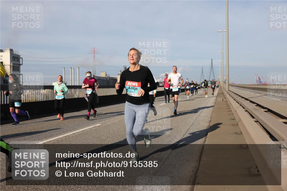 03.10.2025 - Köhlbrandbrückenlauf Lena Gebhardt http://msf.ph/oto/9135385 03.10.2025 09:53:31 Position 2 3711 meine-sportfotos.de