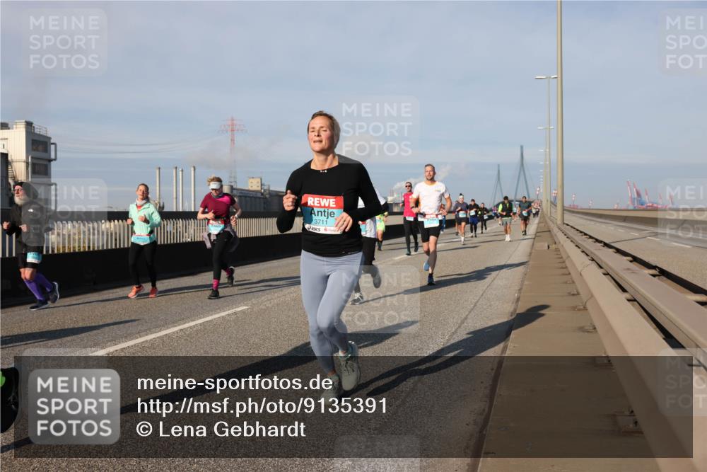 03.10.2025 - Köhlbrandbrückenlauf Lena Gebhardt http://msf.ph/oto/9135391 03.10.2025 09:53:31 Position 2 3711 meine-sportfotos.de