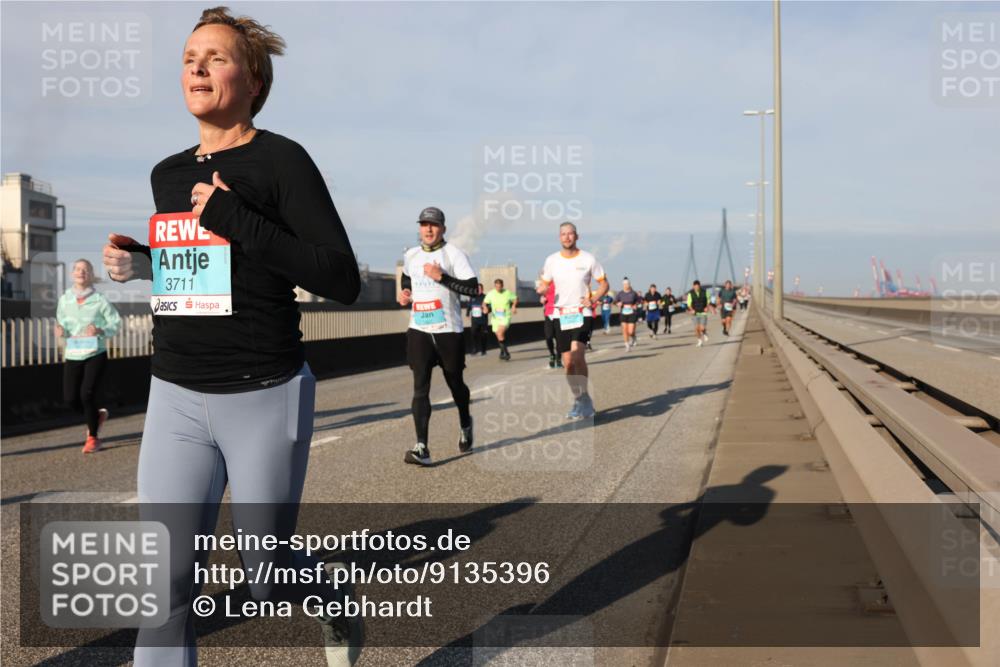 03.10.2025 - Köhlbrandbrückenlauf Lena Gebhardt http://msf.ph/oto/9135396 03.10.2025 09:53:31 Position 2 3711 meine-sportfotos.de