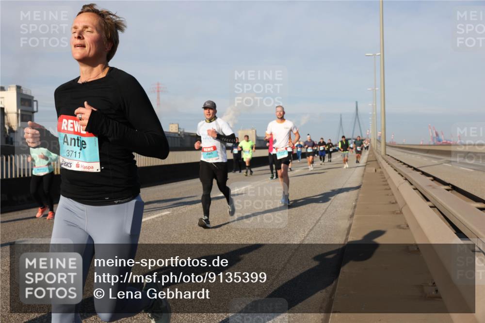 03.10.2025 - Köhlbrandbrückenlauf Lena Gebhardt http://msf.ph/oto/9135399 03.10.2025 09:53:32 Position 2 3711 meine-sportfotos.de