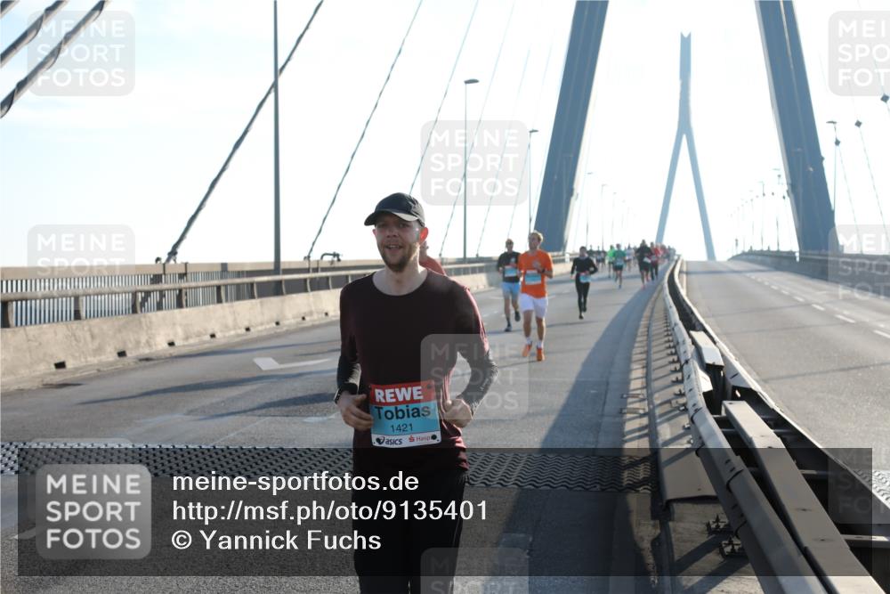 03.10.2025 - Köhlbrandbrückenlauf Yannick Fuchs http://msf.ph/oto/9135401 03.10.2025 08:22:40 Position 1 1421 meine-sportfotos.de
