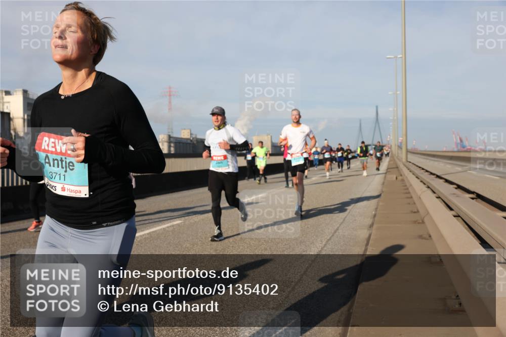 03.10.2025 - Köhlbrandbrückenlauf Lena Gebhardt http://msf.ph/oto/9135402 03.10.2025 09:53:32 Position 2 3711 meine-sportfotos.de