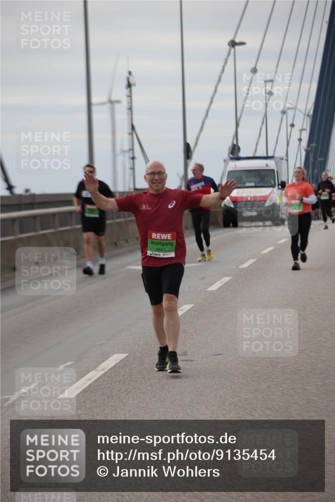 03.10.2025 - Köhlbrandbrückenlauf Jannik Wohlers http://msf.ph/oto/9135454 03.10.2025 16:06:19 Position 1 8561 meine-sportfotos.de