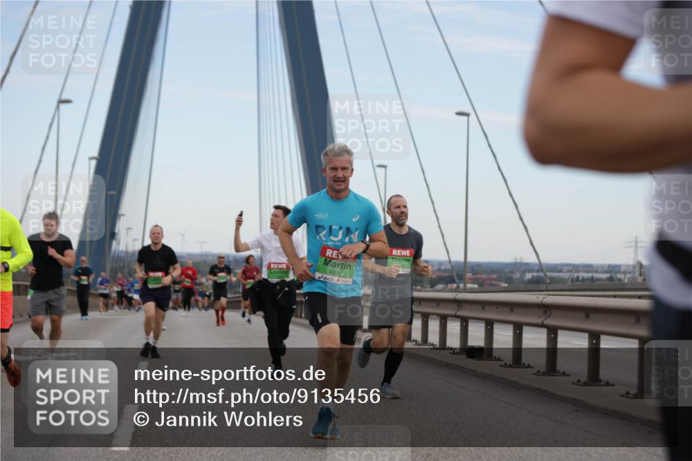03.10.2025 - Köhlbrandbrückenlauf Jannik Wohlers http://msf.ph/oto/9135456 03.10.2025 15:24:13 Position 1 9377 meine-sportfotos.de