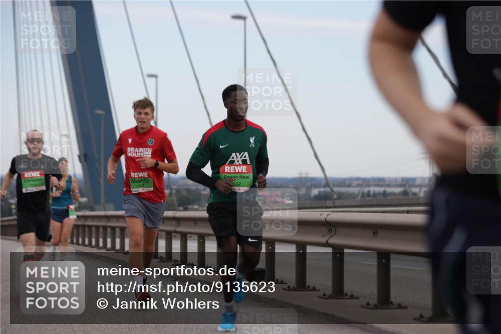 03.10.2025 - Köhlbrandbrückenlauf Jannik Wohlers http://msf.ph/oto/9135623 03.10.2025 15:24:18 Position 1 247, 7342, 98, 632 meine-sportfotos.de