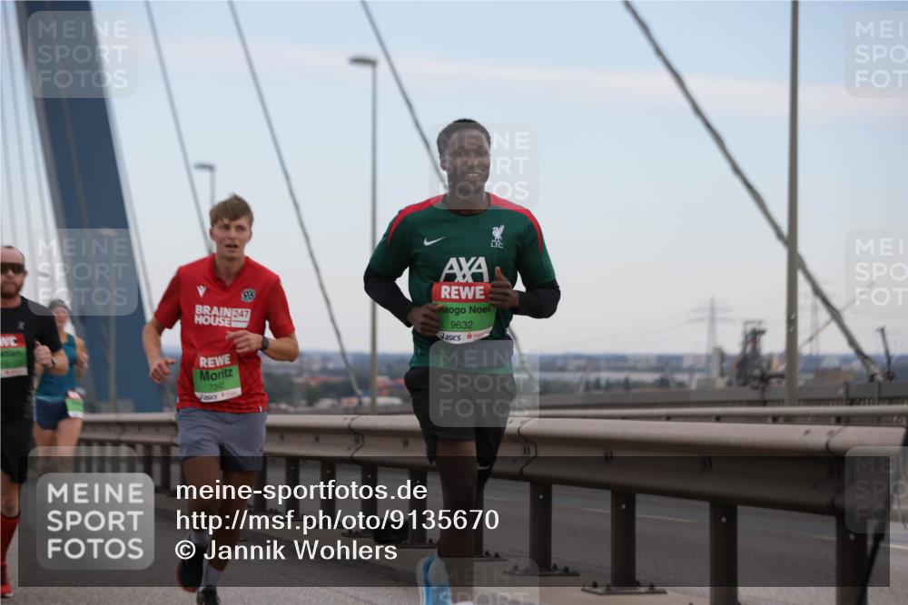 03.10.2025 - Köhlbrandbrückenlauf Jannik Wohlers http://msf.ph/oto/9135670 03.10.2025 15:24:18 Position 1 247, 7342, 9632 meine-sportfotos.de