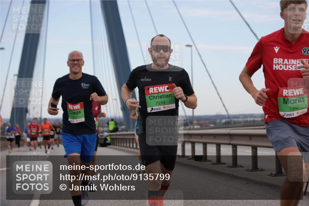03.10.2025 - Köhlbrandbrückenlauf Jannik Wohlers http://msf.ph/oto/9135799 03.10.2025 15:24:21 Position 1 7057, 7259, 27, 7342 meine-sportfotos.de
