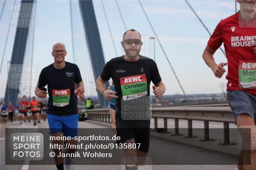 03.10.2025 - Köhlbrandbrückenlauf Jannik Wohlers http://msf.ph/oto/9135807 03.10.2025 15:24:21 Position 1 900, 7057, 7259, 7342 meine-sportfotos.de