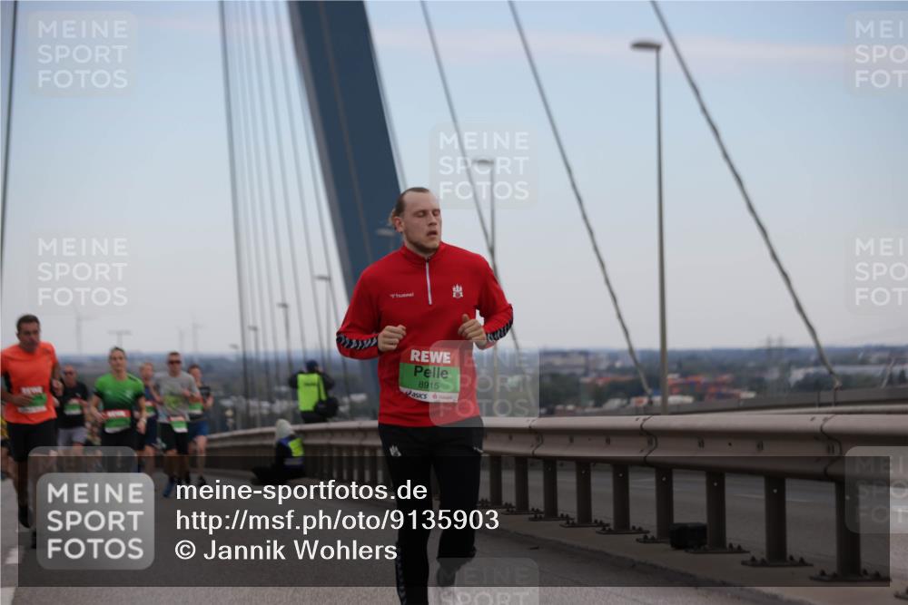 03.10.2025 - Köhlbrandbrückenlauf Jannik Wohlers http://msf.ph/oto/9135903 03.10.2025 15:24:24 Position 1 8915 meine-sportfotos.de