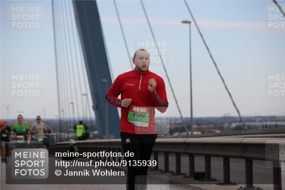 03.10.2025 - Köhlbrandbrückenlauf Jannik Wohlers http://msf.ph/oto/9135939 03.10.2025 15:24:24 Position 1 8915 meine-sportfotos.de