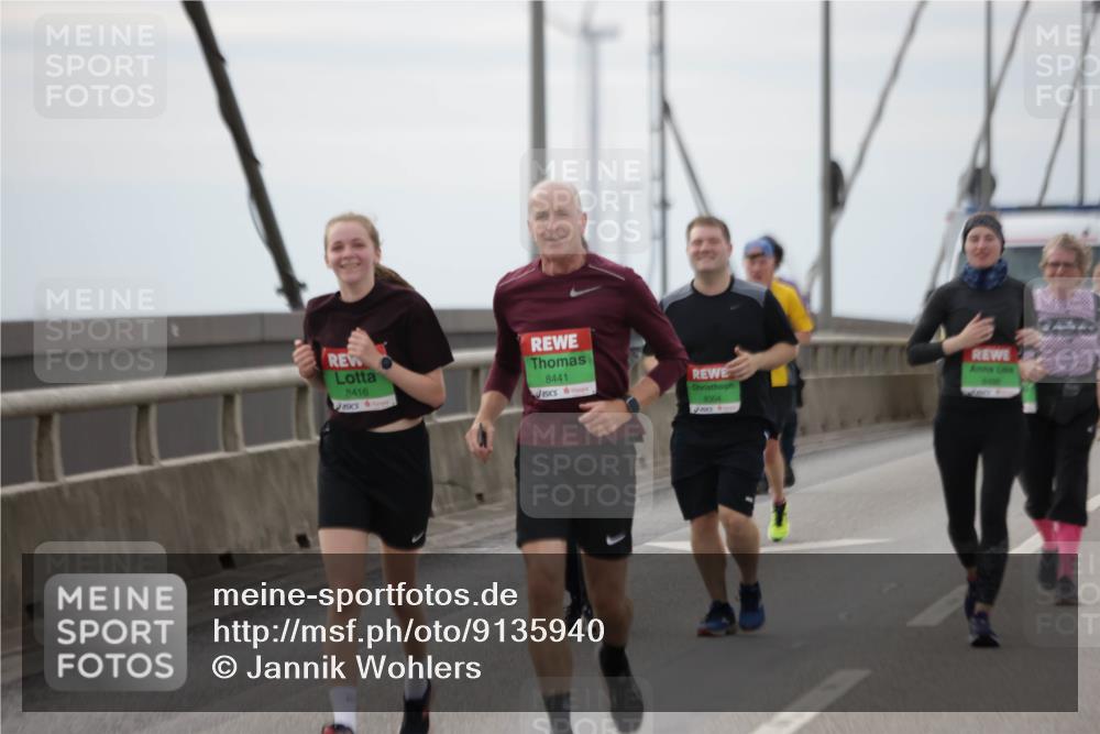 03.10.2025 - Köhlbrandbrückenlauf Jannik Wohlers http://msf.ph/oto/9135940 03.10.2025 16:06:48 Position 1 8416, 8441, 8304 meine-sportfotos.de