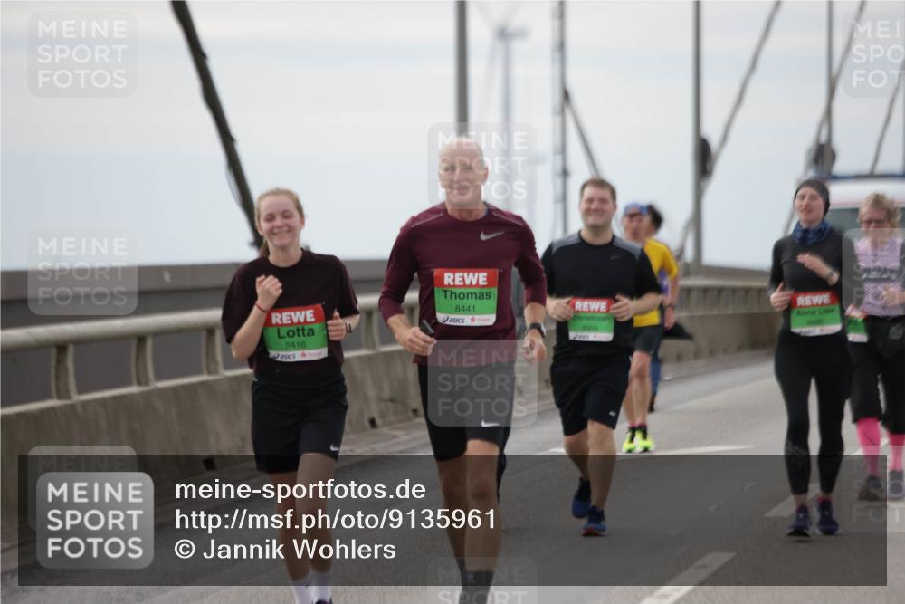 03.10.2025 - Köhlbrandbrückenlauf Jannik Wohlers http://msf.ph/oto/9135961 03.10.2025 16:06:49 Position 1 8416, 8441, 8304 meine-sportfotos.de