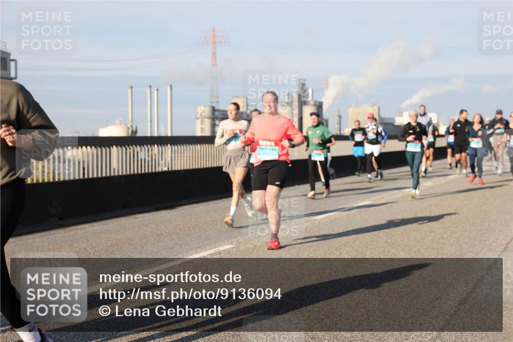 03.10.2025 - Köhlbrandbrückenlauf Lena Gebhardt http://msf.ph/oto/9136094 03.10.2025 09:54:02 Position 2  meine-sportfotos.de