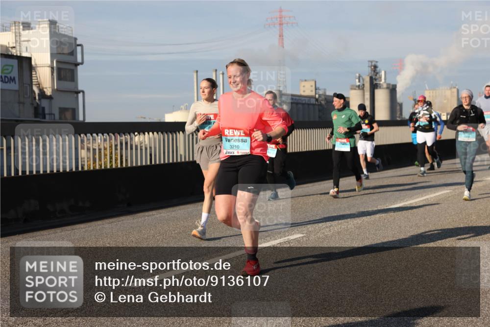 03.10.2025 - Köhlbrandbrückenlauf Lena Gebhardt http://msf.ph/oto/9136107 03.10.2025 09:54:03 Position 2 3210 meine-sportfotos.de